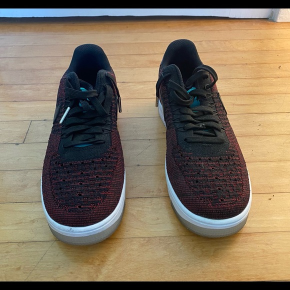 Nike woman’s black and red knit sneaker - Picture 3 of 4